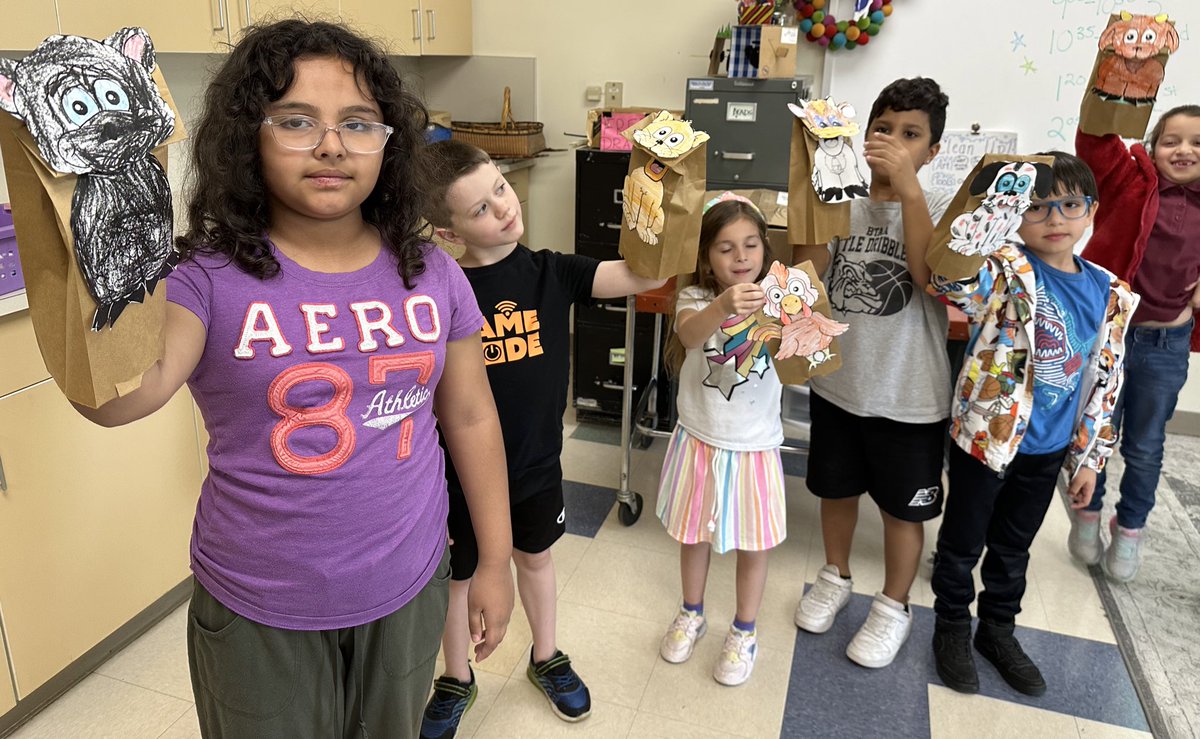 Making paper puppets, we finished the topic of farm animals in Spanish with the 1st grade students. 🐮 🐴 🐷 <a href="/thibaud_cecile/">Cecile Thibaud</a>