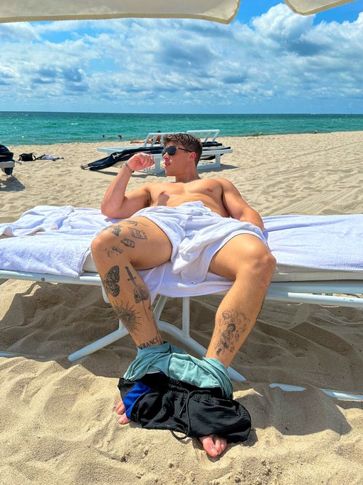 proper way to tan ☀️🏖 https://t.co/xpZwGybj4i