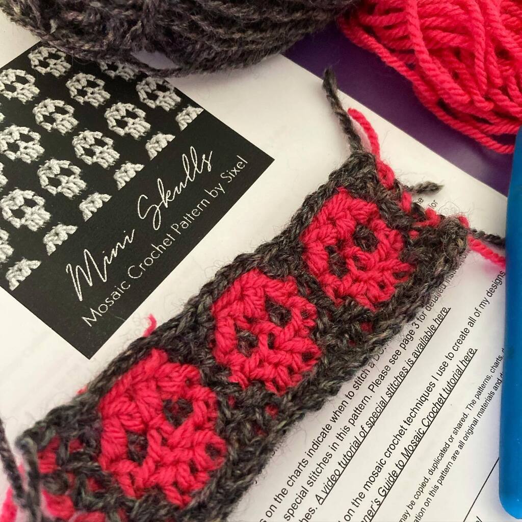 I bloody did it! Very pleased with first mosaic crochet overlay go! These are skulls by @sixeldesign and they’re awesome. No clue what I’m going to make for a full project but it’s fun 💀🧶💀🧶💀 #crochet #crochetaddict #crochetlove #crochetersofinsta… instagr.am/p/CsHOY0EI1gC/