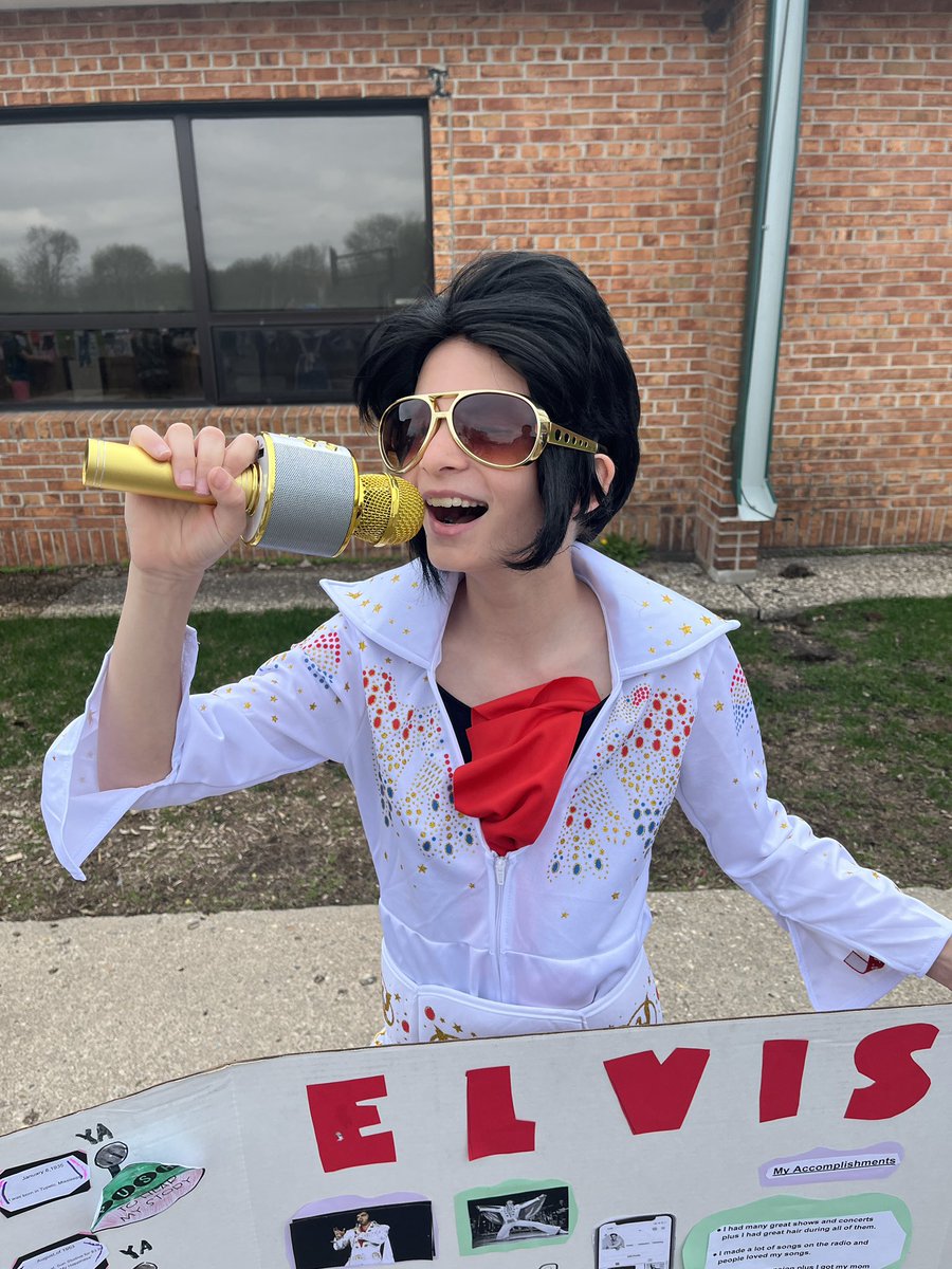 c_colson's tweet photo. Check out these fantastic Lake Ripley 4th graders and their wax museum characters! #golitch https://t.co/Jr2rDie3DB