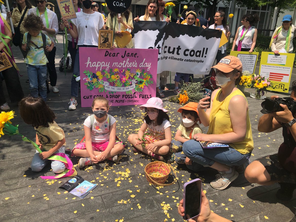 @Citi @Citibank @Bike_at_W4 @ClimateFamsNYC @XR_NYC @ClimateDEF @FFF_NYC_ @FightFossils Big THANK YOU 🙏 to @ilazer for coming out to support the Moms + caregivers demanding @Citi support a livable climate future! 🌎🌍🌏❤️

#MothersDay #StoptheMoneyPipeline #CitiCutCoal #CitiDropFossilFuels