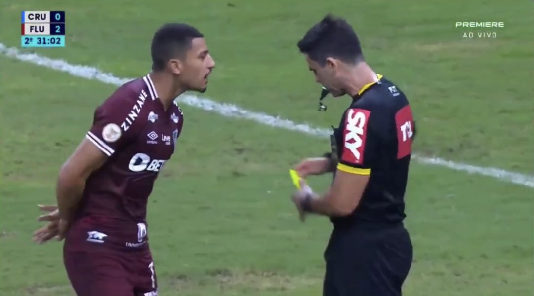 futebol_info's tweet photo. Flávio Rodrigues de Souza justificou na súmula a expulsão de André em Cruzeiro 0x2 Fluminense.

No relato do árbitro, o volante tricolor disse as seguintes palavras: 'Você é uma vergonha, isso é uma vergonha'.

O árbitro diz ainda que foi informado pelo 4º árbitro que André, ao sair do campo, deu um soco na cabine do VAR.

📸 Reprodução/Premiere