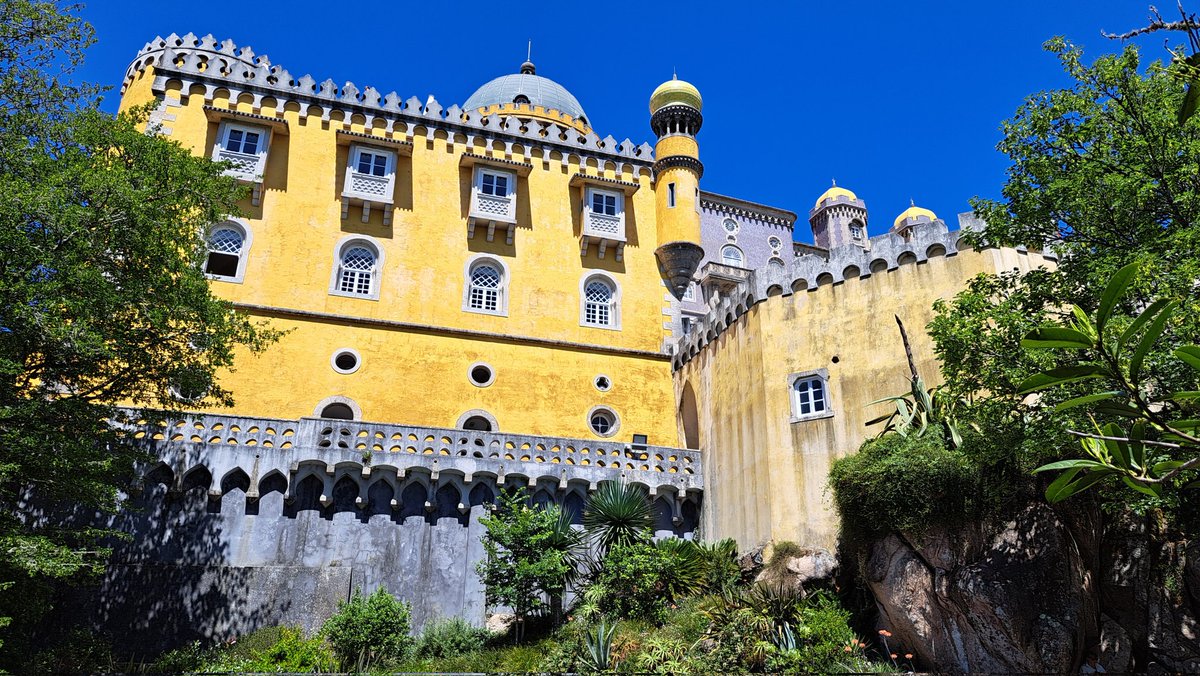 Petite ballade à Sintra.
La gare de Lisbonne Rossio était noire de monde ce matin, ce qui préfigurait malheureusement la foule à destination, au palais de Pena !