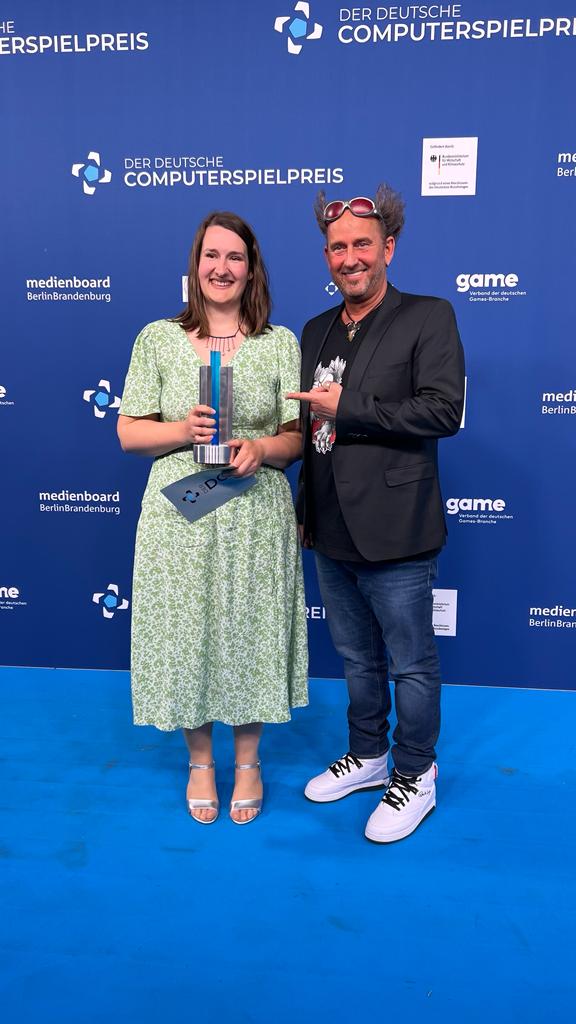 Tom Lehel verleiht den Deutschen Computerspielpreis in der Kategorie "Bestes Familienspiel" an:

Die magische Bretterbudenburg von <a href="/meanderbook/">Meander Books</a> 🏰

Glückwünsche zur begehrten Auszeichnung und 40.000 Euro Preisgeld!  🏆 #derDCP