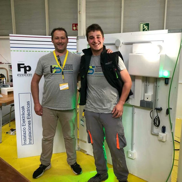 hernanilhii's tweet photo. ZORIONAK Mikel! #euskoskills2023 ko 1go postuan geratu da gure #GoiMailako SEAko ikaslea!Eta guretzat berezia garaipen hau,Mikelek bere ibilbidea #OinarrizkoLanbideHeziketan hasi zuelako eta harro gaudelako lortzen ari denaz!💪
@FPeuskadi @ikaslangipuzkoa https://t.co/NwrLiP3PaL