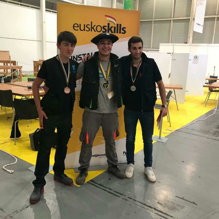 hernanilhii's tweet photo. ZORIONAK Mikel! #euskoskills2023 ko 1go postuan geratu da gure #GoiMailako SEAko ikaslea!Eta guretzat berezia garaipen hau,Mikelek bere ibilbidea #OinarrizkoLanbideHeziketan hasi zuelako eta harro gaudelako lortzen ari denaz!💪
@FPeuskadi @ikaslangipuzkoa https://t.co/NwrLiP3PaL