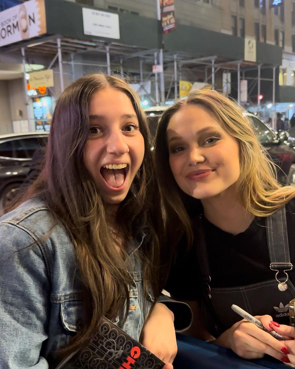 #PHOTOS - Olivia et des fans après sa représentation de la comédie musicale "Chicago" à New York le 6 mai.