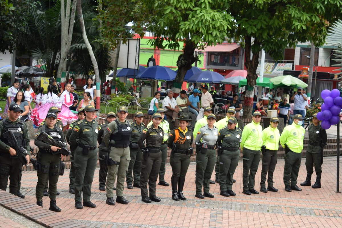 HuilaPolicia's tweet photo. #Campoalegre | Lanzamiento de la estrategia 'Patrulla Púrpura', la cual articula todas las especialidades de Policía para la atención de conductas que puedan afectar la vida e integridad de la mujer, familia y género.
#DiosYPatria https://t.co/TTgkg9HBtU