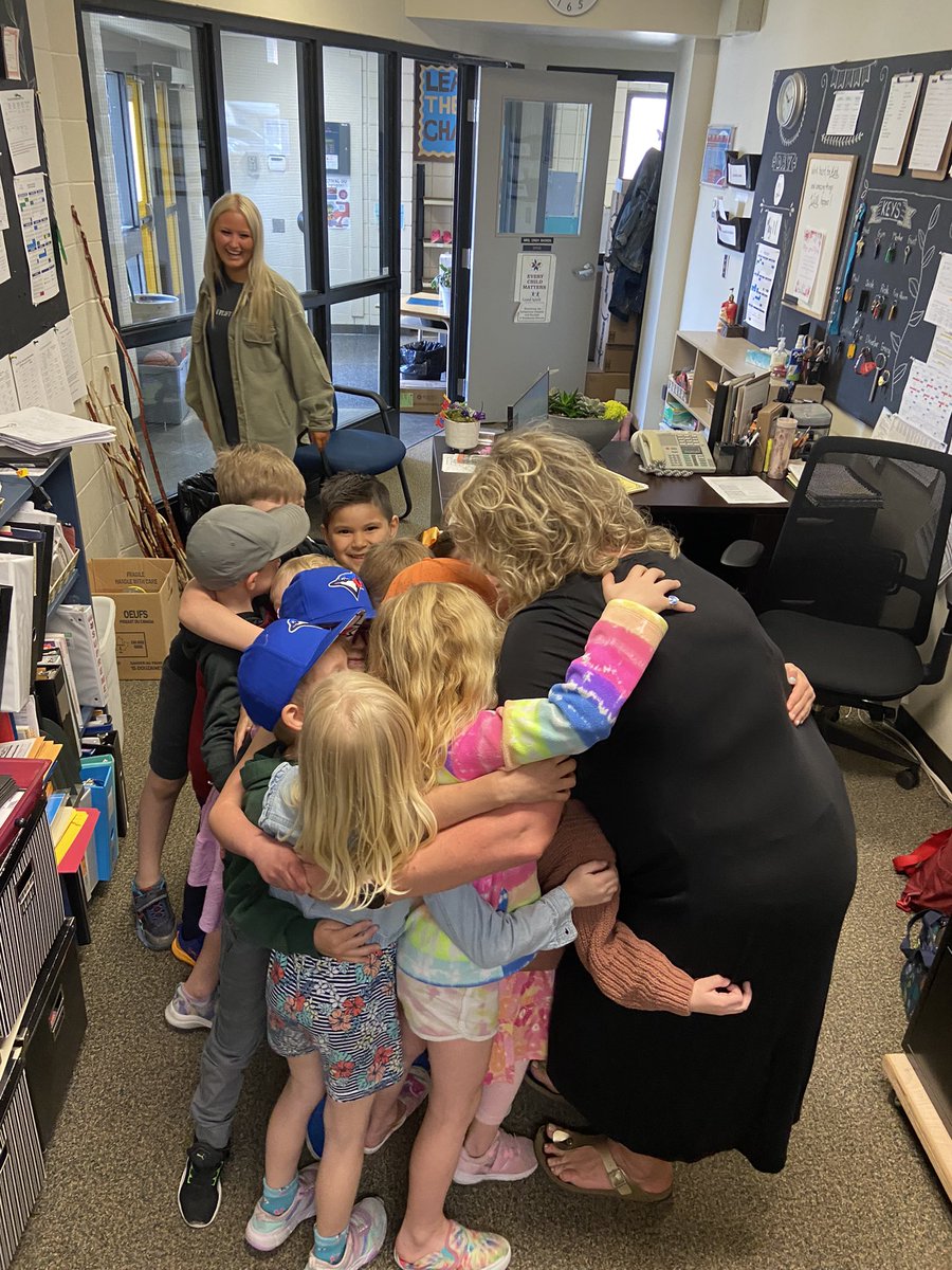 amandakornaga's tweet photo. Mrs. @AshlynHelmeczi and the chicks are teaching the k’s more than lifecycles. They are providing lessons on kindness, gratitude, and responsibility. #leadthecharge https://t.co/e8VKNK8W4O