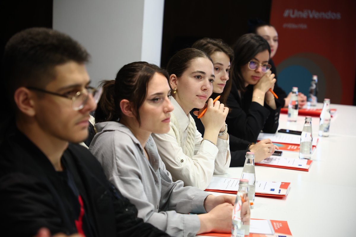 EUinAlbania's tweet image. Our #YoungEuropeanAmbassadors shared the findings &amp;amp; final recommendations of their #iDecide campaign. YEAs met young people across Albania to encourage them to use their right to vote, and to get engaged in shaping the future of their communities. 1/2