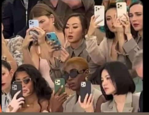 Guess who is holding an android phone?😂
