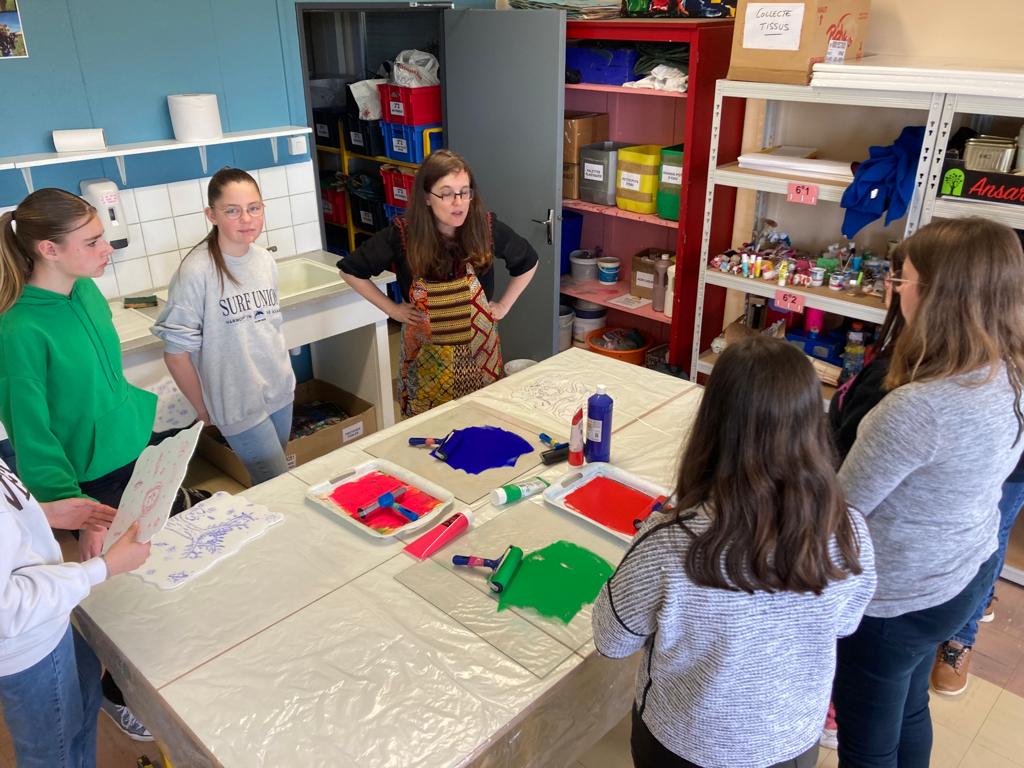 #PEAC #DEVISU
 Nous accueillond l’artiste plasticienne Marie Noëlle Deverre et son exposition [re]passage de rêve.Pendant 2 jours les élèves de 4ème 2 et 3 expérimentent les techniques d’estampe sur Depron (plaque de polystyrène). <a href="/EAC_acRouen/">EAC-acRouen</a> <a href="/dsden76/">DSDEN76</a> <a href="/ac_normandie/">Académie de Normandie</a>