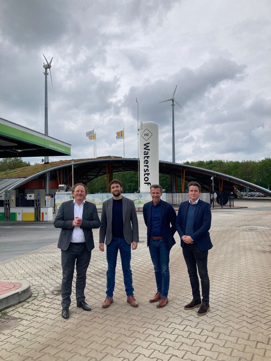 Vandaag op werkbezoek bij het heel futuristische en energieneutraal gebouwde tankstation van Shell GreenPlanet in Pesse. We willen mobiel blijven en tegelijk Nederland schoon doorgeven aan de volgende generaties. Goed om te zien dat die twee dingen samengaan 🤝.