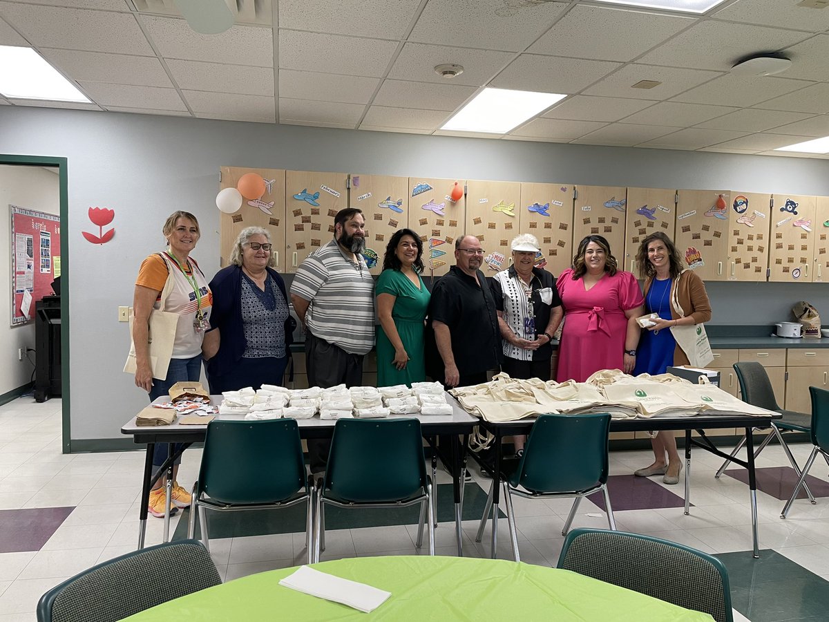 PHXDistrict4's tweet photo. This morning, staff and I provided breakfast for every teacher and supporting staff member at the Harris School in D4’s west side.

These teachers and staff members go above and beyond to support the children they teach.

Happy #TeacherAppreciationWeek. Thank a teacher. https://t.co/ut6CqXZxky