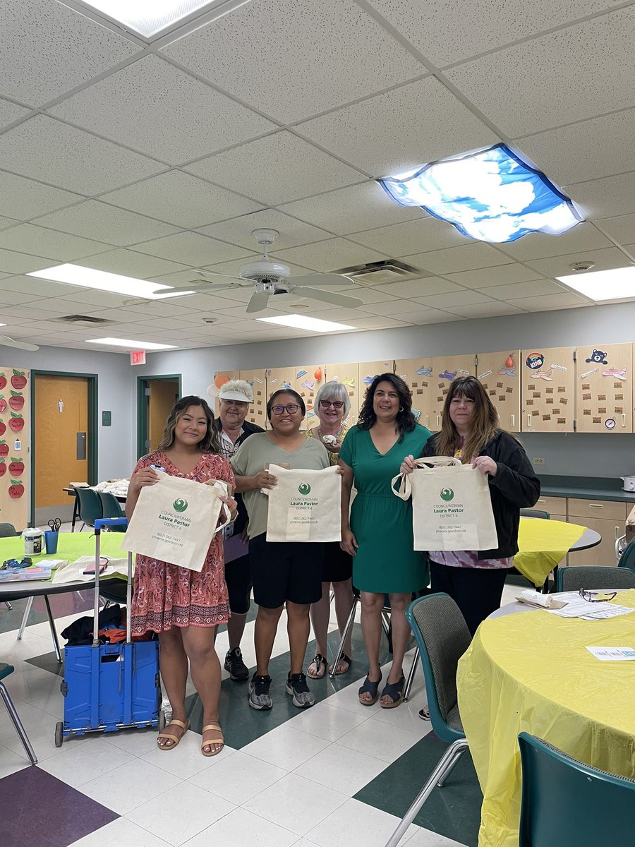 PHXDistrict4's tweet photo. This morning, staff and I provided breakfast for every teacher and supporting staff member at the Harris School in D4’s west side.

These teachers and staff members go above and beyond to support the children they teach.

Happy #TeacherAppreciationWeek. Thank a teacher. https://t.co/ut6CqXZxky