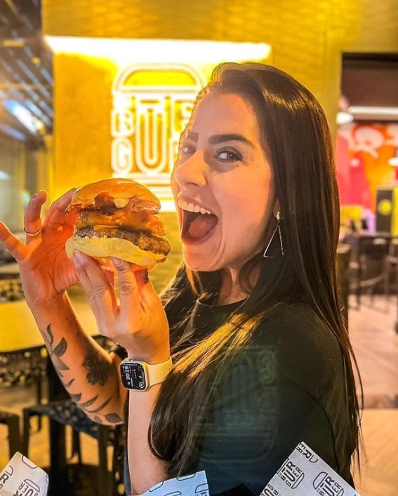 liviasalves's tweet photo. E ai, bora comer um BURGUER?

https://t.co/jmxOS4jmjK (clica aqui para saber mais) https://t.co/6M1mkZlLfp
