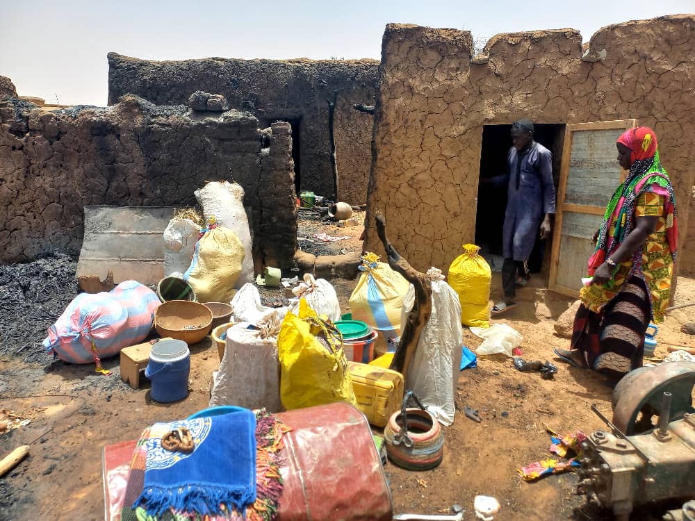 first_niger's tweet photo. 🔴🇧🇫#BurkinaFaso, Au #Sahel Dans la nuit du 10 au 11 Mai 2023, le village d'#Oursi a fait l'objet d'une violente incursion djihadistes et enregistré un important dégât des biens de la population.
Le village se vide actuellement de ses habitants😭. Que Dieu protège le Sahel 🤲🏾. https://t.co/AJV1DM6N4A