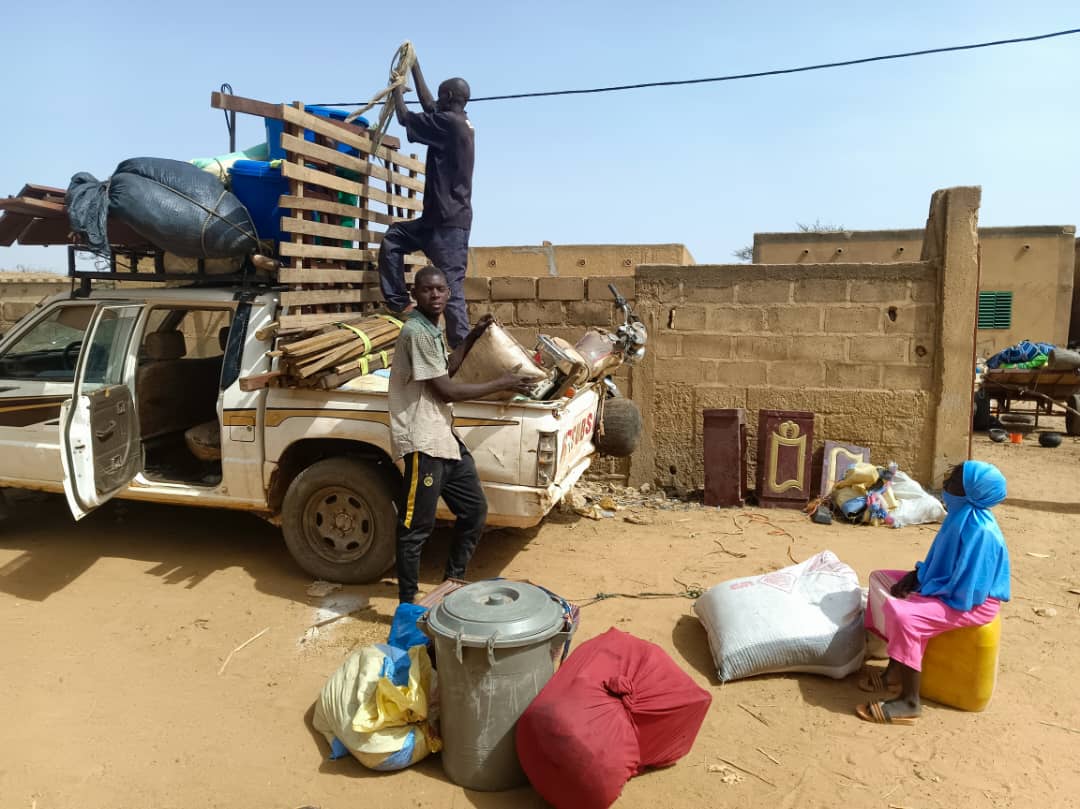first_niger's tweet photo. 🔴🇧🇫#BurkinaFaso, Au #Sahel Dans la nuit du 10 au 11 Mai 2023, le village d'#Oursi a fait l'objet d'une violente incursion djihadistes et enregistré un important dégât des biens de la population.
Le village se vide actuellement de ses habitants😭. Que Dieu protège le Sahel 🤲🏾. https://t.co/AJV1DM6N4A