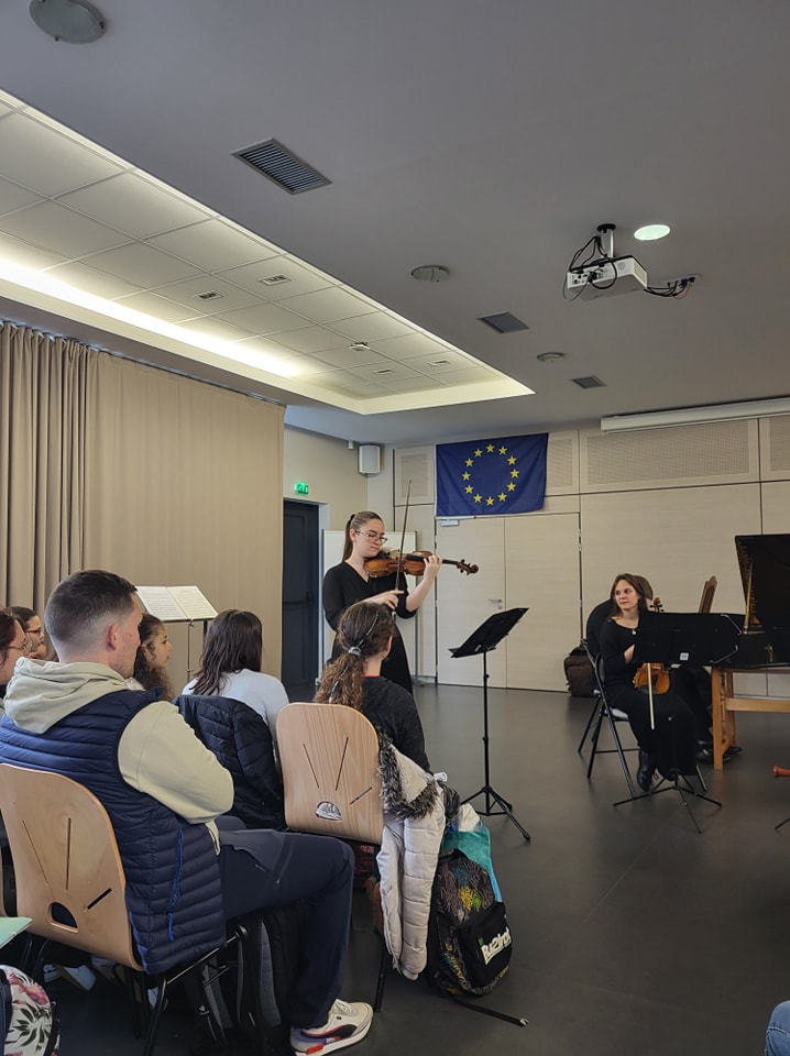 #PEAC  #musique #culture
Nos élèves de 6° ont tous rencontré des élèves musiciens venus de Cracovie.
Découverte des instruments et petit concert.
Une grande chance ! <a href="/EAC_acRouen/">EAC-acRouen</a> <a href="/ac_normandie/">Académie de Normandie</a> <a href="/dsden76/">DSDEN76</a>