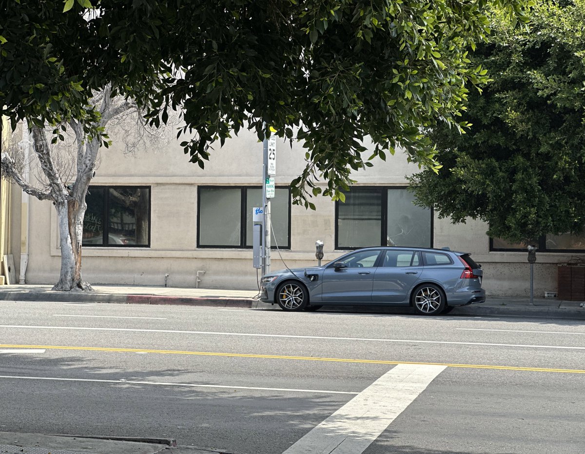 itskyleconner's tweet photo. Do we do we like charging locations on lamp posts? @FLOevcharging https://t.co/2uW6TesAWv