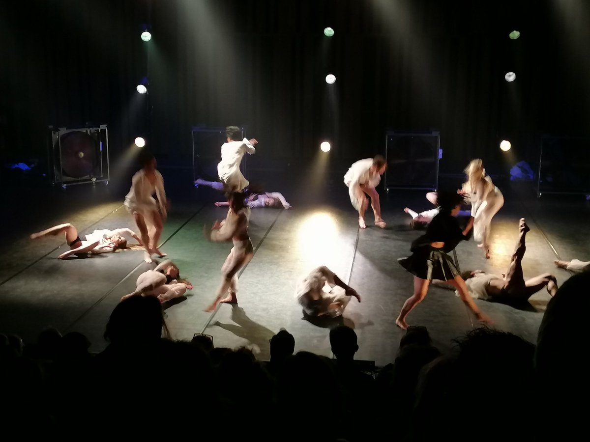 Bravo aux danseurs du Ballet de <a href="/OperaAvignon/">OpéraGrandAvignon</a>, bravo Emilio Calcagno pour cette belle représentation de Storm au <a href="/104paris/">CENTQUATRE-PARIS</a> ! Salle comble et applaudissements nourris.
