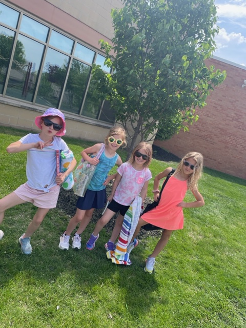 ElkhornPS_FR's tweet photo. The first graders in Mrs. Renken's class used their imagination and made the playground into a beach for Beach and Books day! #FireRidgeFalcons #EPSAchieves https://t.co/fXU1hoJU6n
