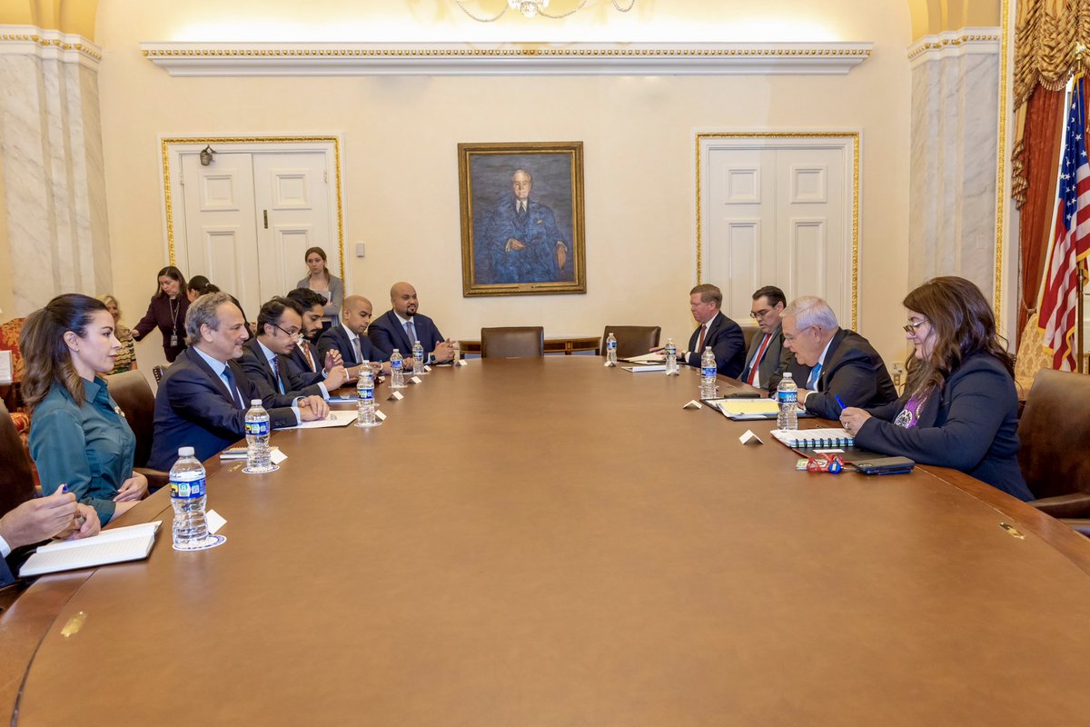 معالي وزير الخارجية الشيخ سالم عبدالله الجابر الصباح يلتقي بالسيناتور بوب مينينديز، رئيس لجنة العلاقات الخارجية بمجلس الشيوخ الأمريكي، والسيناتور جيمز ريتش، نائب رئيس اللجنة في إطار زيارته الرسمية إلى واشنطن.

الخبر كاملاً: mofa.gov.kw/ar/media-cente…

#Kuwait 🇰🇼
#US 🇺🇸