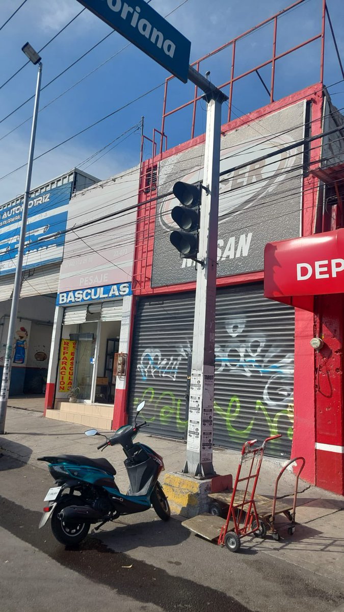 ale_alhe's tweet photo. @spublicosqro, buena tarde ✌🏽 Hace unos días nos apoyaron con la reparación de un semáforo en avenida del Parque (frente a The Home Depot y un depósito de Coca-Cola). 
(1/2). https://t.co/tBpplpg04W