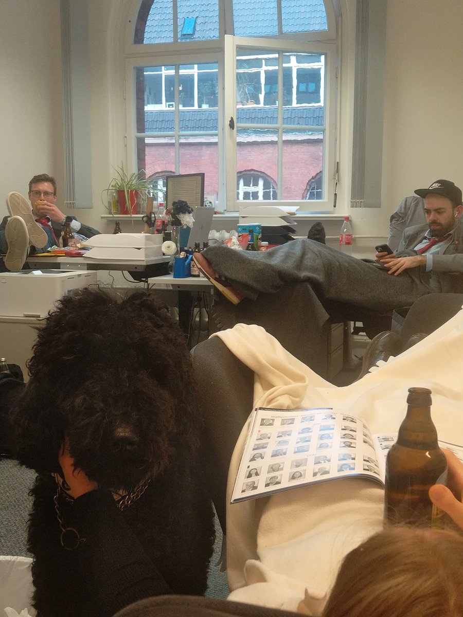 DieInnen's tweet photo. So wird abends gearbeitet und wie schaut ihr euch diesen #Kinderkram an? #Gemütlichkeit #Büroleben #Livestream https://t.co/zYd9ZmqAkF