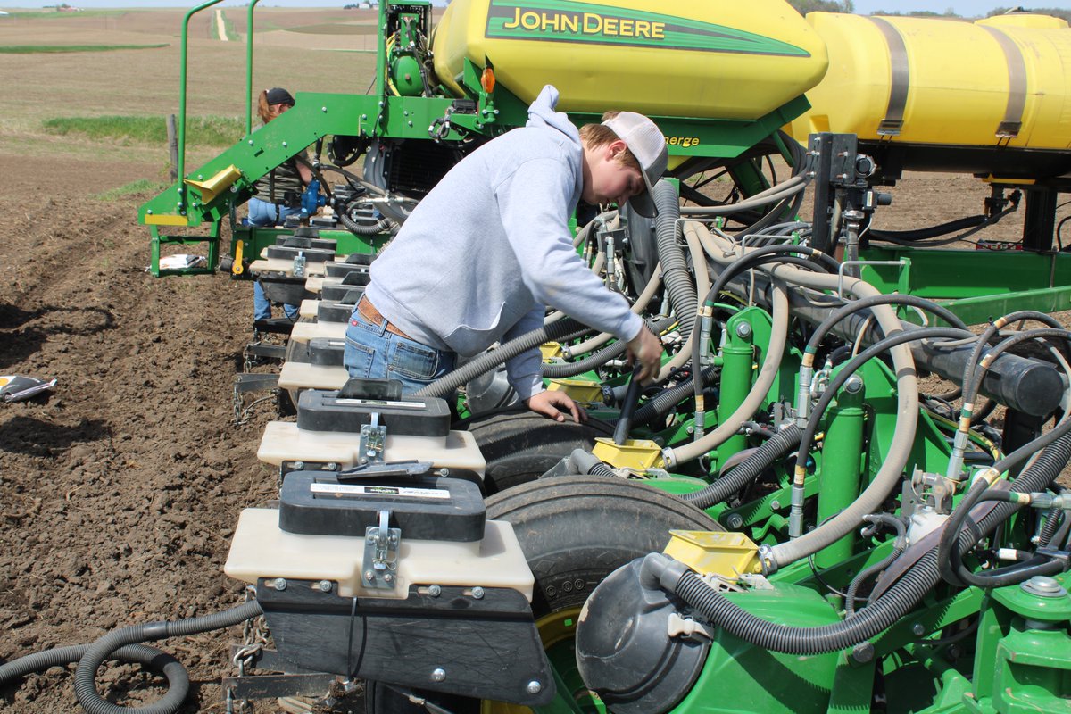 Another beautiful day = our Clayton county test plot completed✔️ Special thanks to our FFA student helpers from <a href="/MFLMarMacCSD/">MFL MarMac</a>!
#plant23