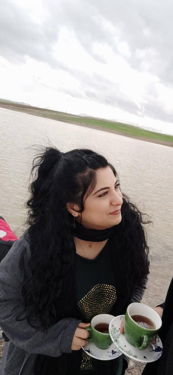 Psibilim's tweet photo. Unutmayın.
Ablam Ayşegül'ü unutmayın.

Depremin ilk günü sabah Ambulansa canlı teslim edildikten 2 ay sonra şans eseri isimsizler mezarlığında DNA'sı alınmadan battaniye içinde kayıtsız bir şekilde gömülmüş olarak bulduğumuz Ayşegül'ü unutmayın.

Ambulansa teslim edilen birisi ne olursa olsun böyle saygısızca gömülemez. Kim bilir ne kadar sevinmistir ambulansa bindirilirken, aklından bile geçmemiştir böyle biteceği.

3 gün çıkartılmadıkları enkazda ölen Babam Ali'yi, nerdeyse yüzyıl devirmiş Nenem Nadire Hatunu, amcam Hüseyin'i, Metin'i, halam Nebiye'yi, yengem Leyla'yı unutmayın.

Onlar Pirin huzuruna çekip yettiler,
Onların devri daim, onların devri kaim,
Biz bir ölür bin diriliriz, asıl devri asan olanlar düşünsün.