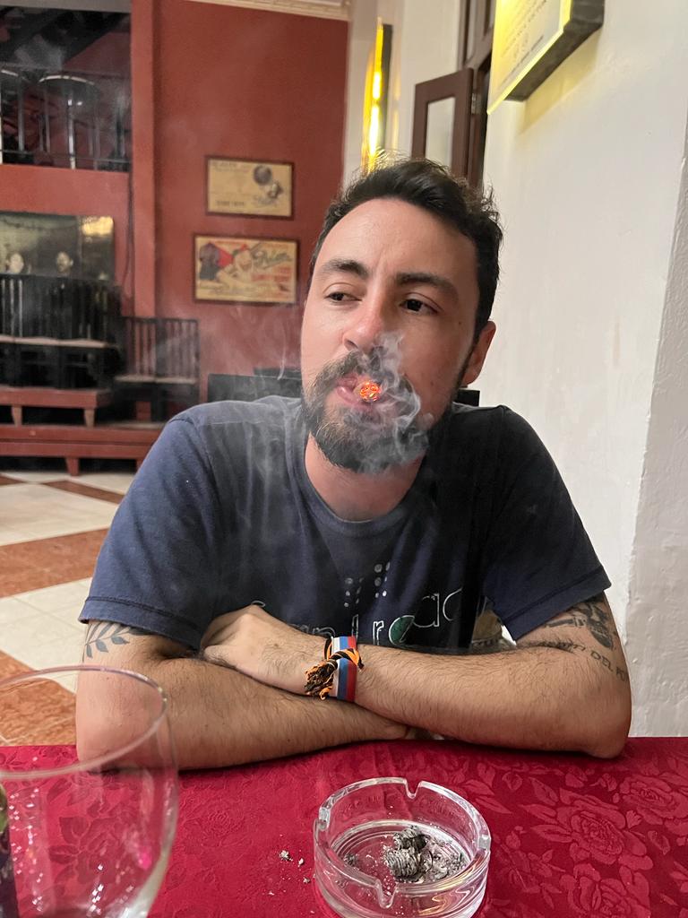 🇨🇺 Cuba respeita mais as liberdades individuais que o Brasil. É permitido fumar em locais fechados como bares e restaurantes e nenhuma rede social é censurada. Fala-se mal das autoridades sem medo de ser bloqueado, multado ou preso. No Brasil, o judiciário impôs uma ditadura.