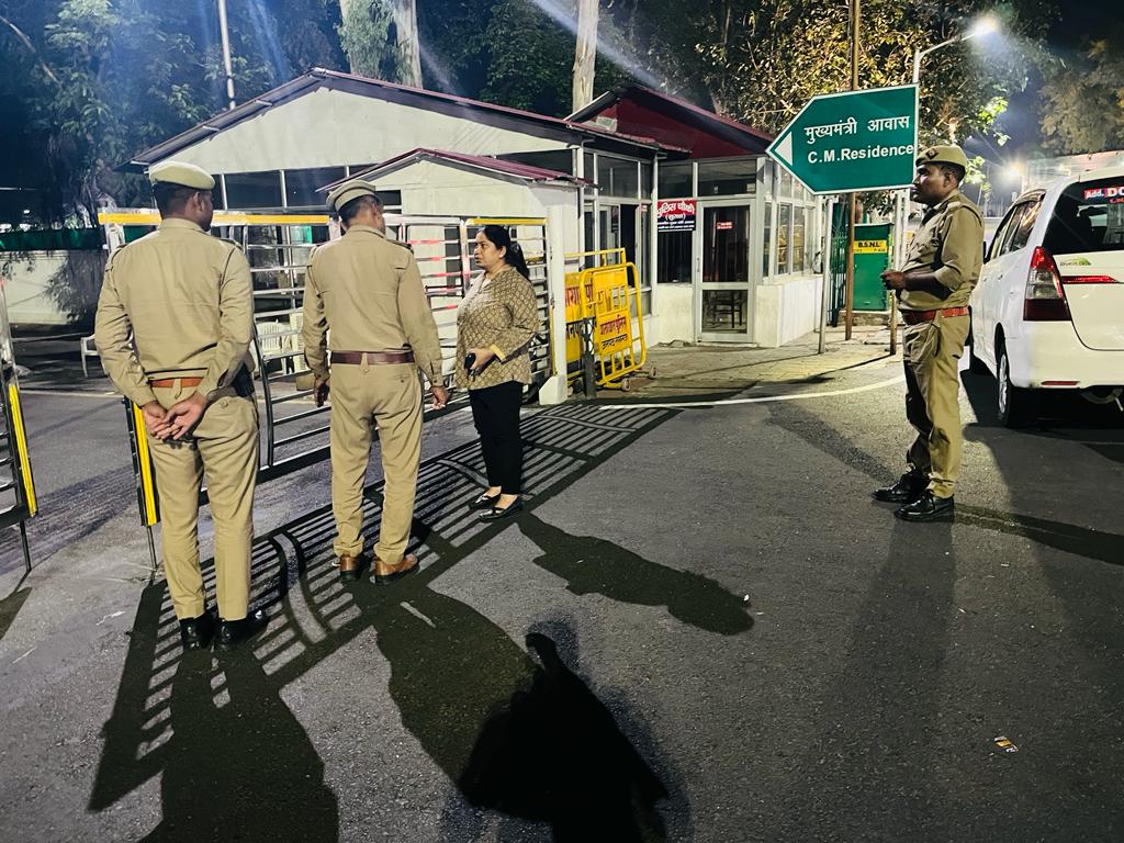Cop_Manisha's tweet photo. Late night briefing of police force. 
#lucknow_police
#lucknow_police_on_duty https://t.co/CF6Bv4pPUX