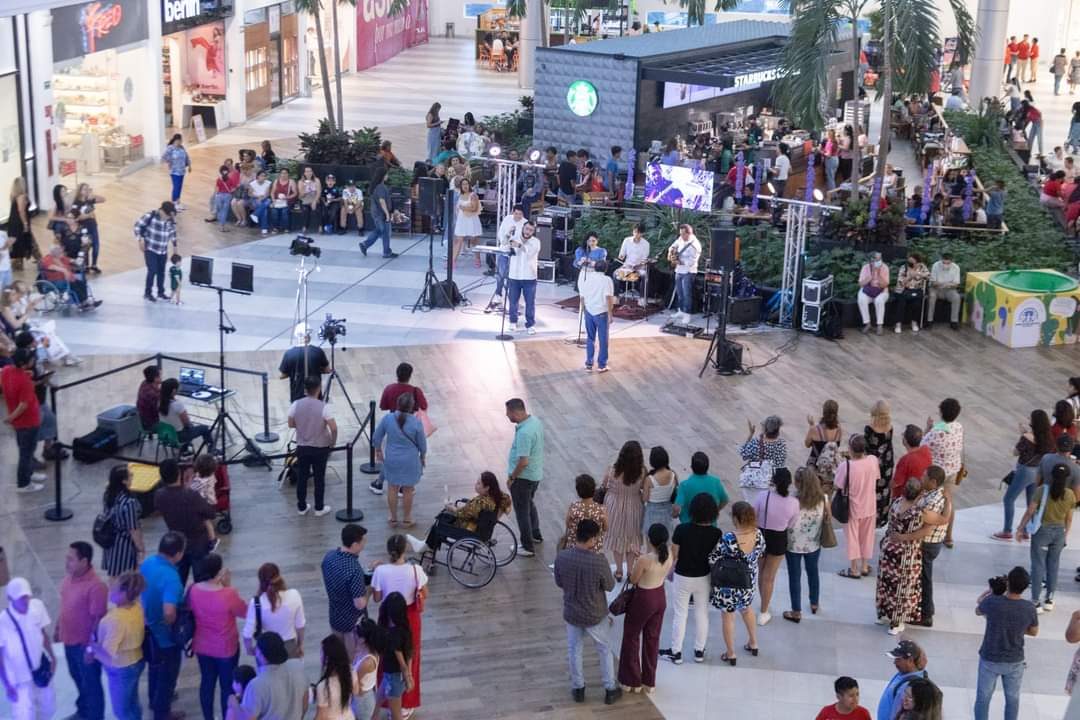GaleriasAltama's tweet photo. Así celebremos a mamá en Altama City Center ❤️

Disfrutamos de una tarde especial en el Centro Comercial con Karaoke por boletos para Marisela, regalamos plantitas y disfrutamos del concierto a Bossabeat ✨ ¡Feliz día a todas las mamás !💗 https://t.co/eBLSLMk07q