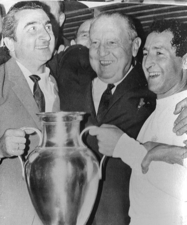 inakibustos's tweet photo. 11 de Mayo del 66 cuando fuimos Campeones de Europa por Sexta vez.
Muñoz, Bernabéu y Gento Leyendas del Real que en Gloria Eterna están 🙏🏻
#HalaMadrid https://t.co/RFsR5pqAtq