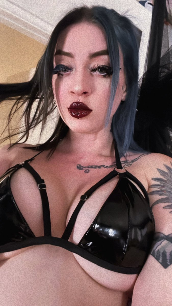 kissofdeathxxx's tweet photo. First 10 people to sub and to my site today get a free lil video sent to them 💋
Linx in bio 🖤 https://t.co/FKyrOTcQNG