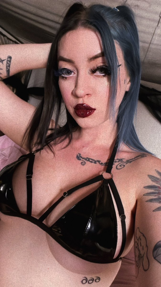 kissofdeathxxx's tweet photo. First 10 people to sub and to my site today get a free lil video sent to them 💋
Linx in bio 🖤 https://t.co/FKyrOTcQNG