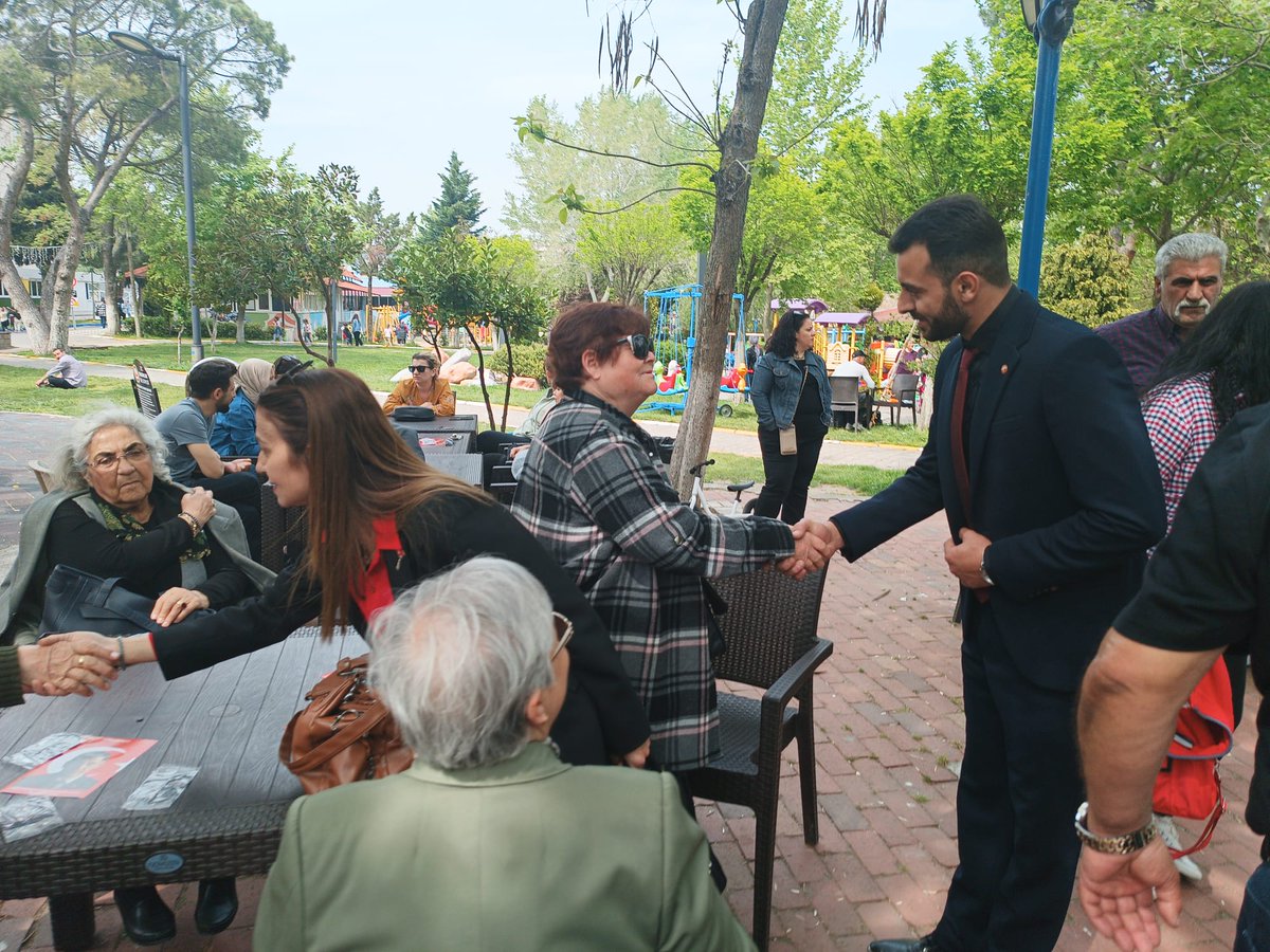 SERKANCEYLAN42's tweet photo. Kıymetli Balıkesir Halkını Gezmekten çok zevk aldık.
Susurluk ilçesinde esnaf ziyaretleri, çay bahçesi gezileri, ve gençlerin toplanma alanlarını ziyaret edip dertlerini sorunlarını dinleyip kendimizi tanıtma şerefinde bulunduk biz bu halkı çok sevdik. 
TÜRKÜ TÜRK KONTROL EDER. https://t.co/sdSYRwzkAo
