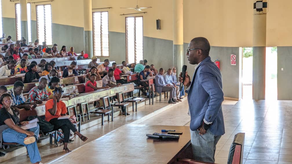 UniveLomeTg's tweet photo. Être Ministre du gouvernement et Enseignant-Chercheur à @UniveLomeTg. Professeur #Ayewouadan parvient encore à assurer son cours de droit pénal avec dextérité et passion. Servir l'État, prėparer la relėve à mieux le servir! 
#CommunicationTg 
#GouvTg 
#Ayewouadan 
#dodzikokoro https://t.co/avdHTAjcIS
