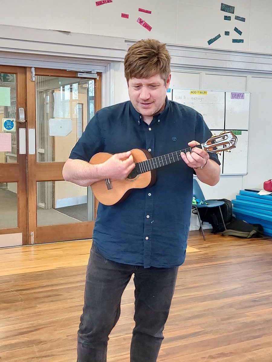 Braf cael cwmni’r cerddor dawnus <a href="/meigwynedd/">Mei Gwynedd</a> yn yr ysgol heddiw fel rhan o’r rhaglen Rhifedd ar y cyd gyda <a href="/Arts_Wales_/">Cyngor Celfyddydau Cymru | Arts Council of Wales</a>  <a href="/DrGlendaJones/">Dr Glenda Jones</a> . Diolch i <a href="/MathsGwynllyw/">MathYGGwynllyw</a> am drefnu.
Great to welcome the talented musician <a href="/meigwynedd/">Mei Gwynedd</a> back to school today as part of a Numeracy project.