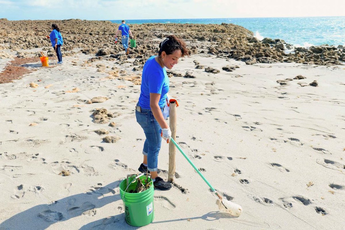 weloveuusa's tweet photo. On Sunday, April 23, 2023, over 60 WeLoveU volunteers in Florida gathered to close out Earth Week with a beach clean-up at Coral Cove Beach. https://t.co/ZVarbGUjgU https://t.co/GAfkpkKXtL