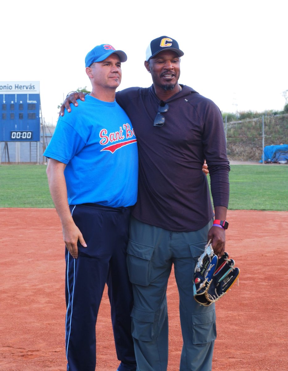 MoisesVazquez's tweet photo. @SimplyAJ10 
Thank you Adam for visiting our club and talking to our boys...it was a great day
@beisbolsantboi 
@FCBeisbolSofbol https://t.co/zh4gK2bX8l