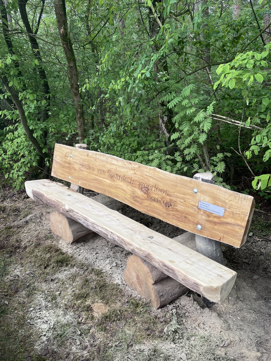 Vanmiddag een #bankje geplaatst ter nagedachtenis . In #Brestbosch in #Boxmeer. Op een mooi plaatsje tegenover #ukkie.
@Brab_Landschap <a href="/landvancuijk/">Land van Cuijk.nl</a>