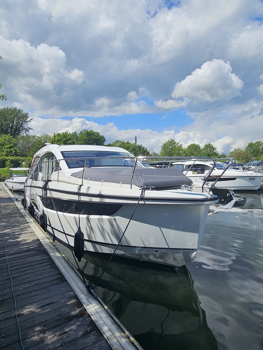 Today we have been at Penton Hook Marina in Chertsey for the tonnage survey of this new Sealine C390 that we are registering with the British flag in our home island of Guernsey

#sealine #sealineboats #sealineyachts #sealine390

#yachtregistration #tonnagesurvey