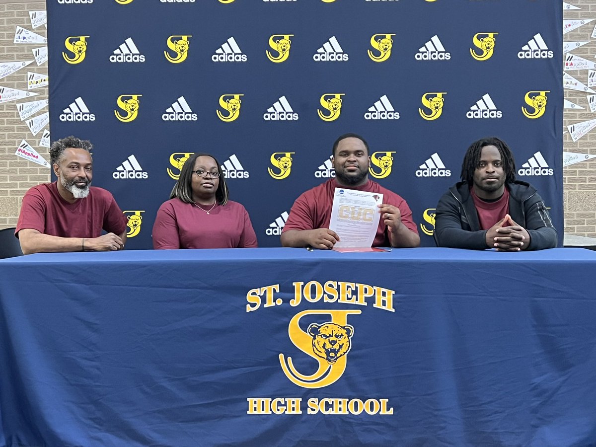 sjbearssports's tweet photo. Congrats to Julius Davis for signing at Concordia Chicago to continue his football career. https://t.co/7xJXHqru2G