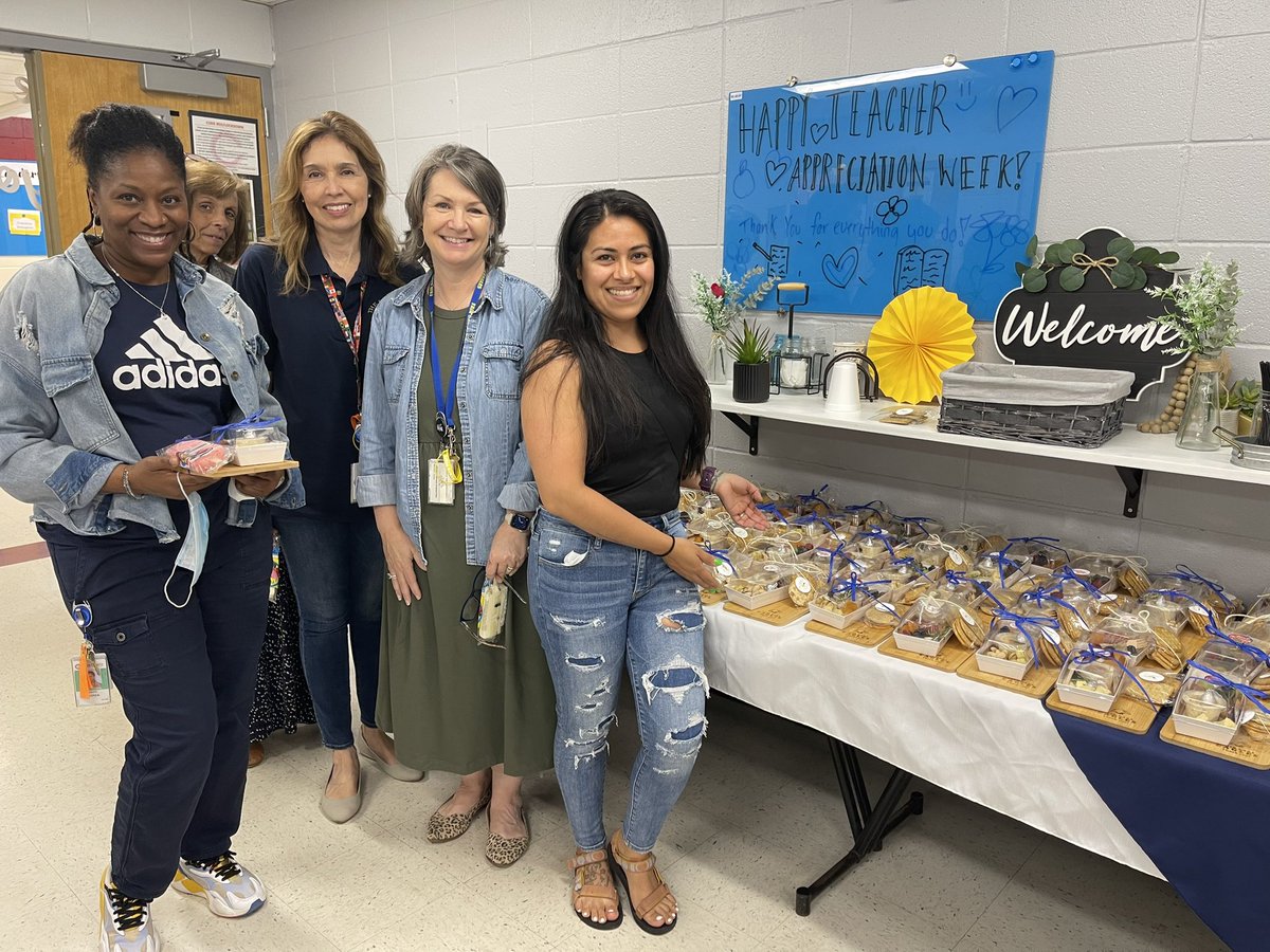 FairOaksEagles's tweet photo. Thank you to our fabulous PTA for the incredible charcuterie boards!! The boards are etched with the #FairOaksEagles logo. Absolutely incredible!! π¦
Best place to #teachleadlearn!! @CobbSchools #TeacherAppreciationWeek https://t.co/ofVs2StaNV