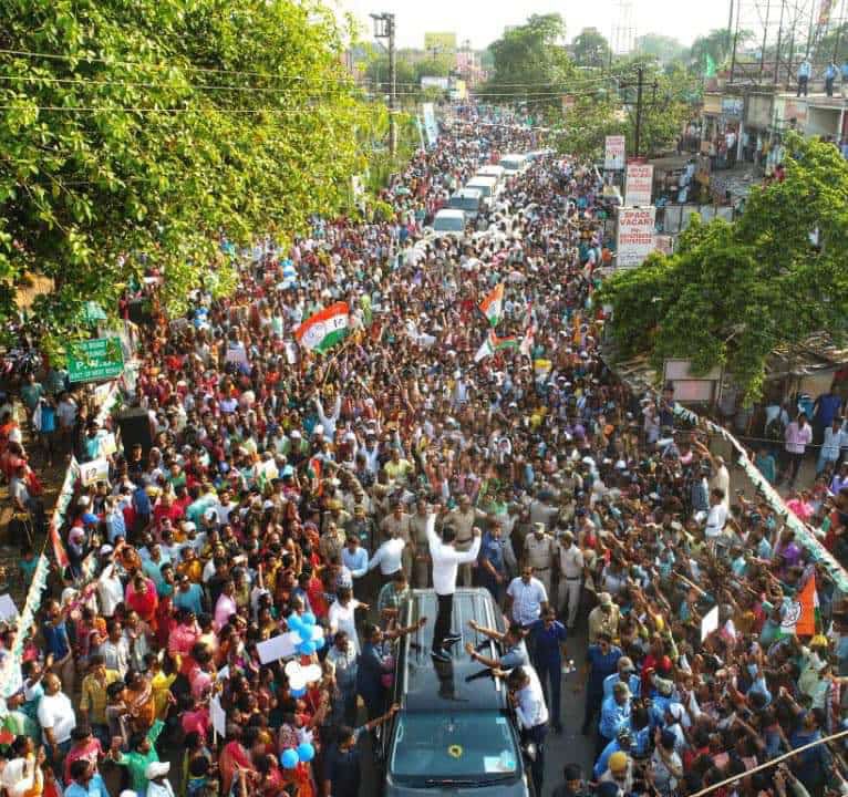 TrinankurWBTMCP's tweet photo. I am determined to keep the light of hope that I saw in the eyes of the mothers, brothers&amp;  sisters present in the #JonoSanjogYatra.  With their blessings, I vow to establish a Panchayat of people in Bengal 
- Shri @abhishekaitc on the 16th day of the yatra
#TrinamooleNaboJowar https://t.co/cEMnEwYhla
