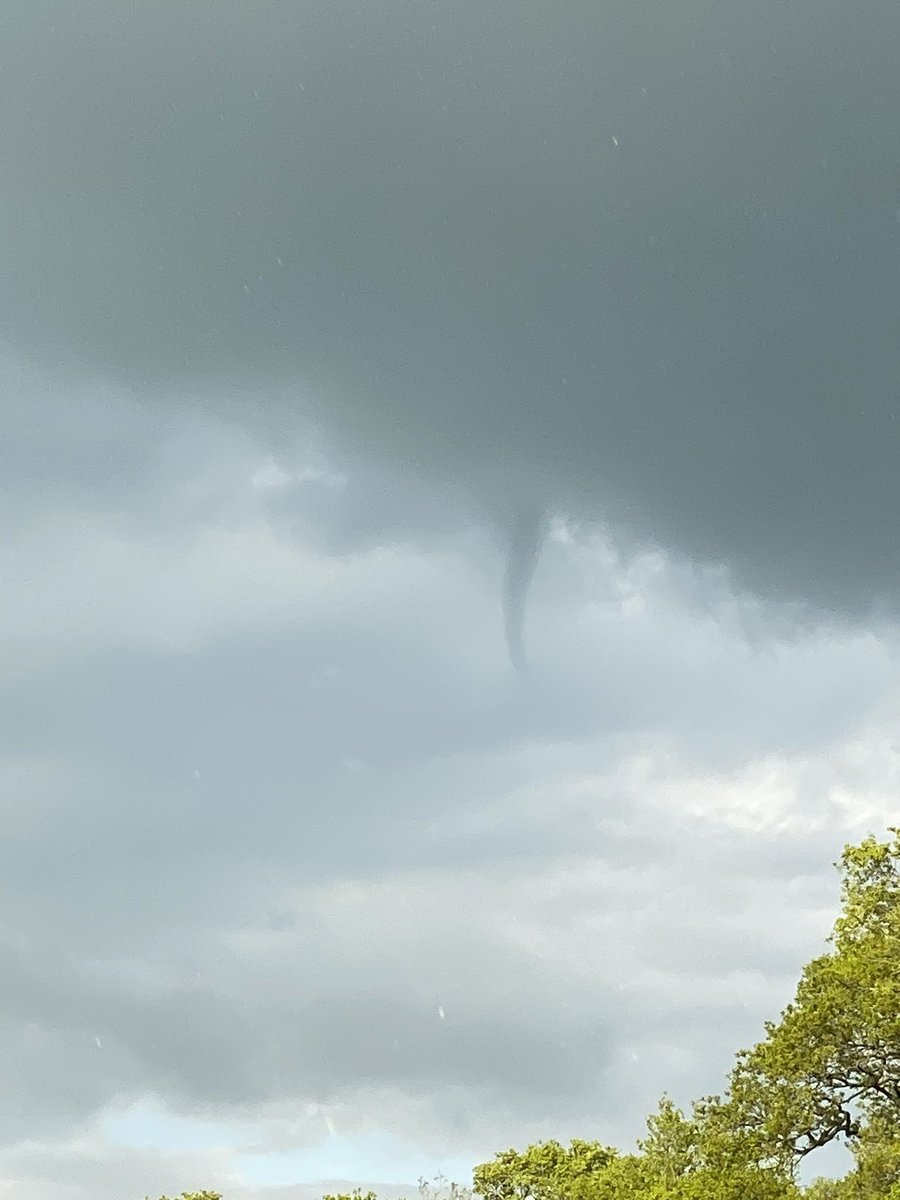 katedurrgardens's tweet image. Funnel cloud over us in Wiltshire this afternoon #funnelcloud #stormcloud #tornadoUK