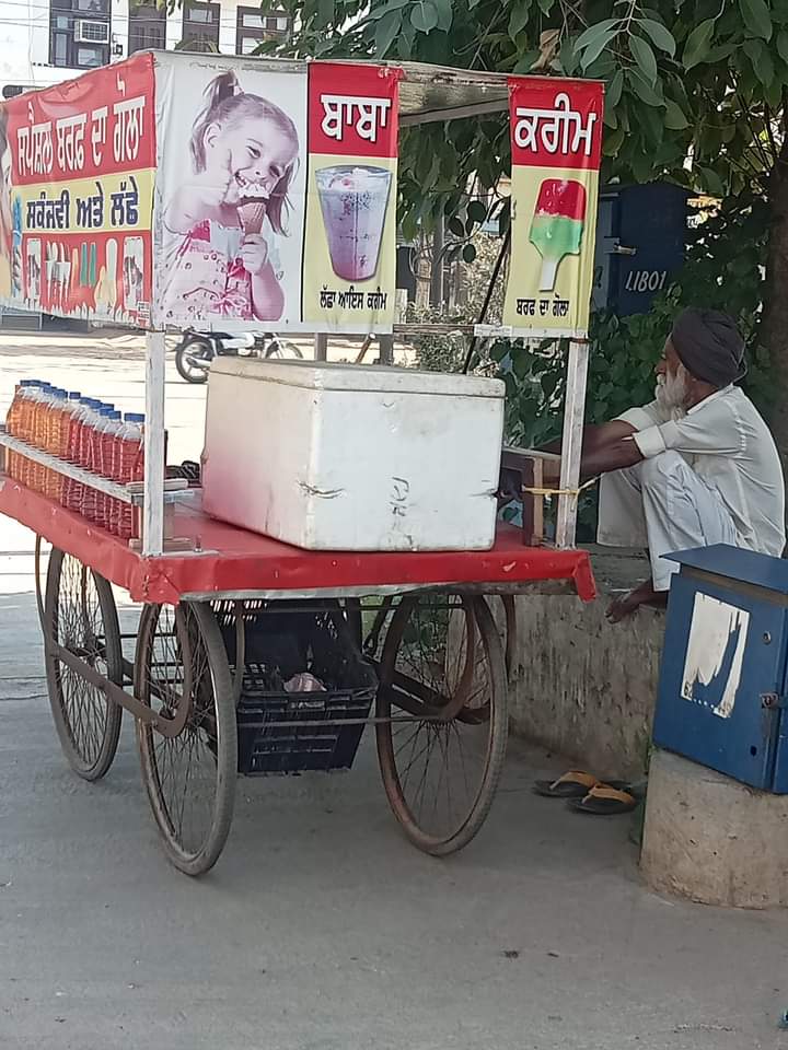 DrKS_Badal's tweet photo. #ShareThisPost 
 Another Old Panjabi awaiting for his brothers and sisters in Jalandhar, Panjab (near SNS Pahwa Hospital). Be vocal for local and support them unconditionally. It's  our first and foremost duty to support our needy Sikh brothers and sisters. We always help others https://t.co/2flAixpwXN