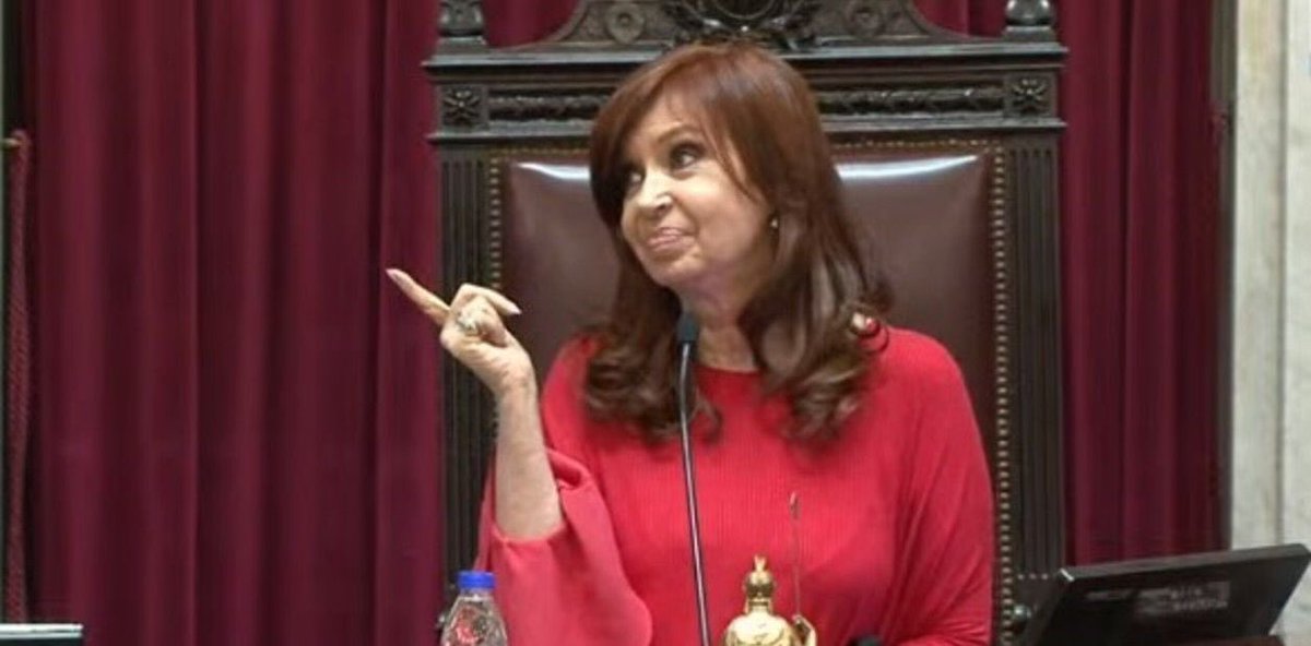 puellaok's tweet photo. No sé qué da más vergüenza, Lousteau queriendo chicanear a Cristina o que él quiera enseñar de economía habiendo errado todo cuando era ministro de economía. Estos muchachos quieren ser magistrales pero no resisten un solo archivo. https://t.co/0m2hje2Rs7